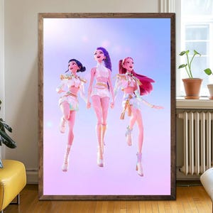 Könnte beinhalten: Gerahmter Druck mit drei stilisierten weiblichen Figuren in weißen und goldenen Outfits, vor einem blauen und violetten Farbverlauf. Die Figuren sind in Bewegung, mit dynamischen Posen und bunten Haaren.