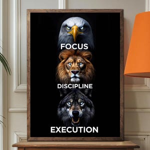 Puede incluir: Una taza de cerámica blanca con un asa negra y el texto "But First, Coffee" en un estilo manuscrito. La taza está sobre una superficie blanca. La taza mide aproximadamente 10 cm de alto.