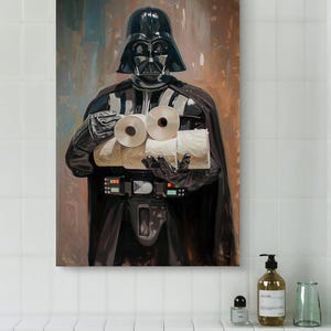 Könnte beinhalten: Leinwanddruck, der Darth Vader mit Toilettenpapierrollen zeigt. Das Kunstwerk zeigt die ikonische Figur in ihrem schwarzen Helm und Umhang vor einem braun-blauen Hintergrund. Ein humorvoller Blick auf den Star Wars-Charakter.