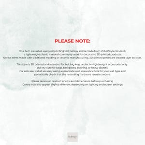 Puede incluir: Un letrero informativo blanco con texto en rojo que dice PLEASE NOTE. El texto explica que el art&iacute;culo est&aacute; impreso en 3D con pl&aacute;stico PLA, dise&ntilde;ado para colgar llaves y accesorios ligeros, y requiere una instalaci&oacute;n segura en la pared.