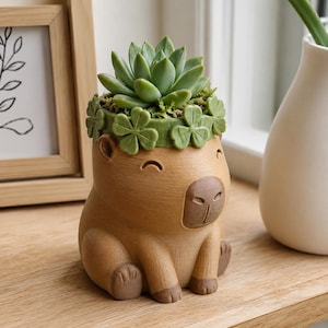 Maceta Capybara Clover Crown, maceta para suculentas impresa en 3D con detalles pintados a mano.