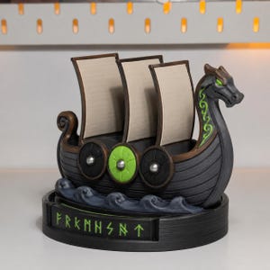 Organizador de escritorio con forma de drakkar vikingo neón, portalápices náutico individual con bandeja para runas y separadores de velas.