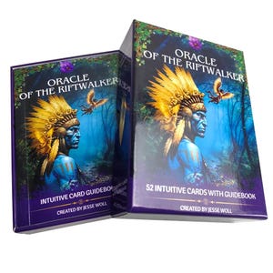 Op de afbeelding: Twee Oracle-kaartspellen met de titel "Oracle of the Riftwalker". De dozen zijn donkerpaars met een schilderij van een Indiaanse man met een gevederde hoofdtooi. De tekst "52 Intuïtieve kaarten met gidsboek" is zichtbaar.