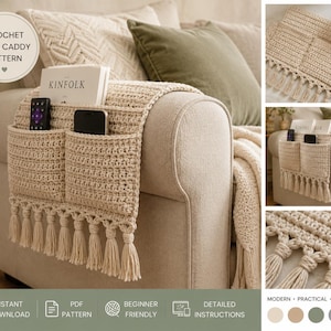 Puede incluir: Un organizador de sofá de ganchillo beige con dos bolsillos y flecos. El organizador está colocado sobre el brazo de un sofá beige, con un libro, un mando a distancia y un teléfono en los bolsillos. El texto "CROCHET SOFA CADDY PATTERN" está en un círculo en la parte superior.