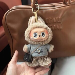 Handgemachte Labubu Puppen Outfit Leopard Schleife Gucci Stil Sweatshirt Rock und Tasche für 20 cm Plüschpuppe (Ohne Labubu Puppe)