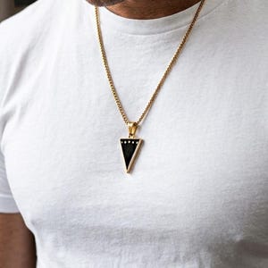 18k vergulde zwarte onyx driehoek roestvrijstalen herenhanger en ketting/kettingchoker GEPERSONALISEERD