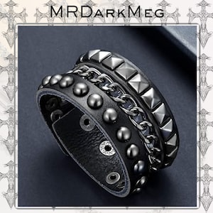 Può includere: Bracciale in pelle nera con borchie argentate, dettagli a forma di piramide e una catena. Il bracciale ha più strati e chiusure regolabili, in stile punk o gotico.