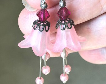 Pendientes de flores de cristal Swarovski fucsia con perla rosa.