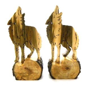 Howling Wolf Figurine Décor in Maple Wood