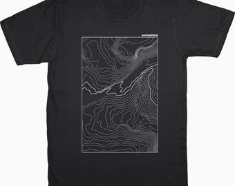 Någonstans, Topografikarta T-shirt, alla beställningar levereras med ett gratis klistermärke