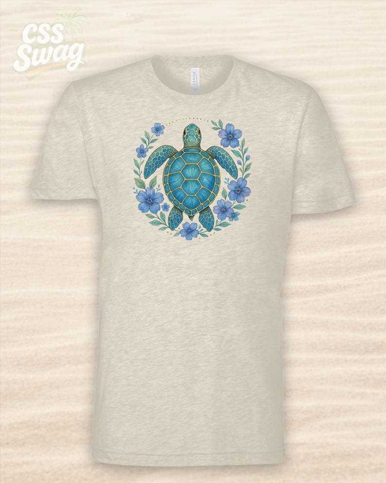 Puede incluir: Camiseta beige con una ilustraci&oacute;n detallada de una tortuga marina turquesa rodeada de flores azules y hojas verdes. El dise&ntilde;o est&aacute; centrado en la camiseta. El texto "CSS Swag" est&aacute; en la esquina superior izquierda.