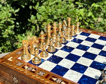 Drewniany zestaw szachowy: ręcznie robiona plansza z ciężkimi metalowymi figurami – spersonalizowany