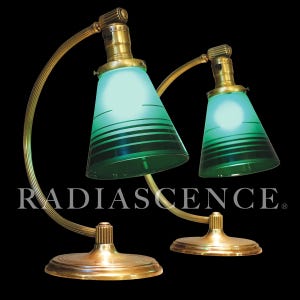 Par de abajures de mesa Art Déco Streamline Chase em latão Vianne verde, estilo Art Glass, anos 1930