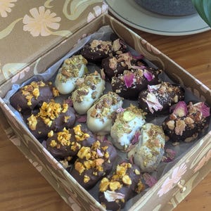 T’amour – Caja de regalo de dátiles artesanales |  Dátiles gourmet artesanales con frutos secos y chocolate, y mucho más