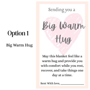 Puede incluir: Una tarjeta blanca con borde rosa muestra el texto "Sending you a Big Warm Hug" sobre un coraz&oacute;n rosa. La tarjeta contin&uacute;a con el mensaje: "May this blanket feel like a warm hug..." y "Sent With love". Tambi&eacute;n est&aacute;n impresos "Option 1" y "Big Warm Hug".