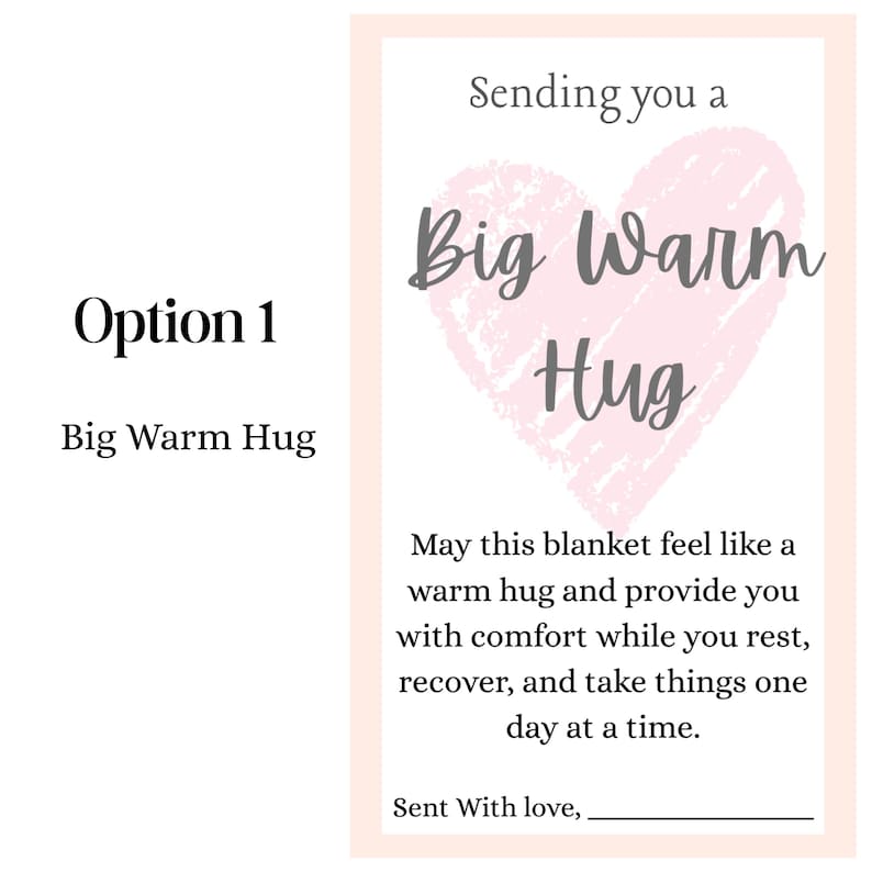 Puede incluir: Una tarjeta blanca con borde rosa muestra el texto "Sending you a Big Warm Hug" sobre un coraz&oacute;n rosa. La tarjeta contin&uacute;a con el mensaje: "May this blanket feel like a warm hug..." y "Sent With love". Tambi&eacute;n est&aacute;n impresos "Option 1" y "Big Warm Hug".