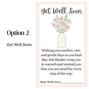 Puede incluir: Una tarjeta de recuperaci&oacute;n con un ramo floral en un jarr&oacute;n. La tarjeta incluye el texto "Wishing you comfort, rest, and gentle days as you heal." y "Sent With love,". La tarjeta tiene un borde rosa y el texto "Option 2" est&aacute; a la izquierda.