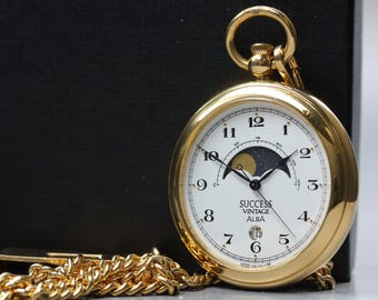 Vtg 1999 Seiko Alba V338-0010 Gold MoonPhase Date 40mm Qz Unisex Pocket Watch