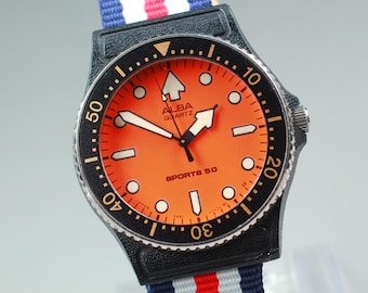 Relógio Seiko Alba Sports 50 Y481-014A com mostrador laranja, tamanho médio, para mergulho, quartzo, em estado quase impecável*, importado do Japão.