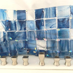 Gewellte Menora mit blauen und klaren quadratischen Glasfliesen