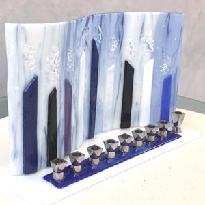 Fusingglas Menora mit Kerzen in blau, weiß, schwarz und lila.