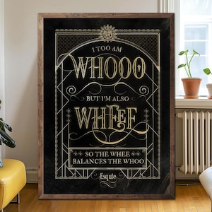 Puede incluir: Una impresión artística enmarcada con fondo negro y letras doradas. El texto dice: "I TOO AM WHOOO BUT I'M ALSO WHEEF SO THE WHEE BALANCES THE WHOO Esquie". La obra de arte tiene un estilo Art Déco.