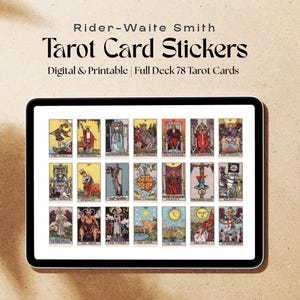 Könnte beinhalten: Ein digitales Tablet zeigt Rider-Waite Smith Tarot Card Sticker. Auf dem Bildschirm steht "Tarot Card Stickers" und "Digital & Printable | Full Deck 78 Tarot Cards". Die Tarotkarten sind farbenfroh und mit verschiedenen Illustrationen versehen.