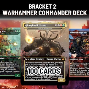 Op de afbeelding: Drie Warhammer Commander Deck-kaarten worden getoond, met illustraties van fantasiecreaturen. De kaarten bevatten tekst zoals "Bad Moon Big Boss", "Ghazghkull Thraka" en "Armored Mega Nob". De tekst "100 CARDS" is ook zichtbaar.