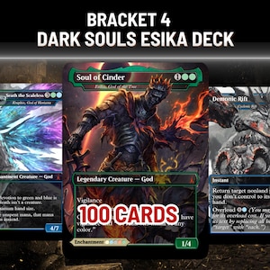 Può includere: Un mazzo Dark Souls Esika con tre carte di Magic: The Gathering. Le carte mostrano arte fantasy di creature e includono il testo "Soul of Cinder", "Seath the Scaleless" e "Demonic Rift". Il mazzo contiene 100 carte.