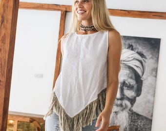 Top de lino blanco con flecos: estilo bohemio ibicenco