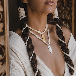Fjäderhänge i sterlingsilver eller massiv mässing ∆ Litet boho-hängehalsband på rep ∆ Hippie etnisk tribal fjädersmycken från Indianer