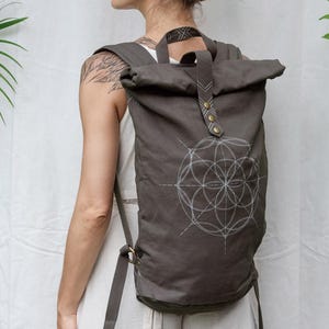 Mochila grande enrollable ∆ Bolso de viaje bohemio para mujer ∆ Mochila para portátil con diseño de la Flor de la Vida ∆ Mochila unisex de lona de algodón con costuras navajo / Gris oscuro