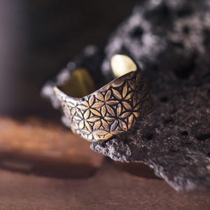 Anel LIFE POWER em latão com faixa larga e padrão de geometria sagrada rústica boho Flor da Vida ∆ Ajustável unissex maciço bruto