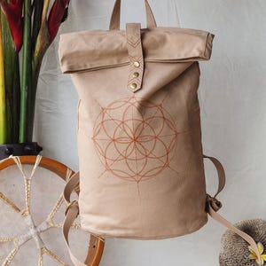 Mochila de algodón con cierre enrollable ∆ Bolso mochila bohemio enorme con diseño de flor de la vida ∆ Bolso grande para portátil de lona de algodón ∆ Mochila vegana con cierre enrollable / Beige