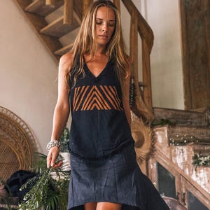 Top de lino negro ∆ Top bohemio geométrico ∆ Ropa de lino ∆ Camisa orgánica ∆ Camiseta sin mangas con flecos ∆ Top de cuello en V sin rematar ∆ Top gitano ∆ Túnica bohemia tribal