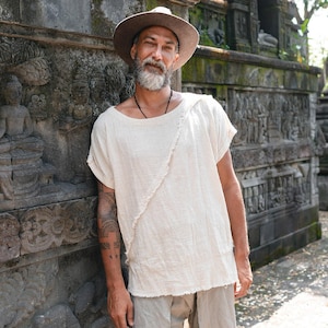 Camiseta Boho Branca ∆ Camiseta Orgânica Masculina ∆ Top Tribal Eco Nomad de Algodão Cru ∆ Túnica Confortável Hippie ∆ Camiseta Cigana / Off White imagem 1
