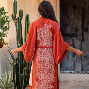 Bata kimono de algodón crudo ∆ Chaqueta cruzada tipo cárdigan bohemio ∆ Vestido maxi bohemio ∆ Top gitano de estilo tribal ∆ Vestido playero Miami Long Beach / Ocre rojo imagen 1