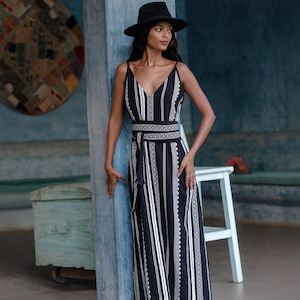 Jacquard-Maxikleid mit V-Ausschnitt ∆ Tribal Clothing Cocktailkleid, romantisches langes Baumwollkleid mit Gürtel und geometrischem Muster / Schwarz & Weiß