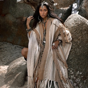 Poncho con frange di nappe ∆ Abito da cerimonia per festival ∆ Abbigliamento da donna Kimono boho ∆ Enorme cardigan boho di Chintamani / Caffè immagine 1