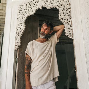 Camiseta Boho Branca ∆ Camiseta Orgânica Masculina ∆ Top Tribal Eco Nomad de Algodão Cru ∆ Túnica Confortável Hippie ∆ Camiseta Cigana / Off White imagem 7
