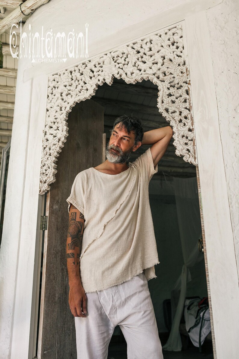 Camiseta Boho Branca ∆ Camiseta Orgânica Masculina ∆ Top Tribal Eco Nomad de Algodão Cru ∆ Túnica Confortável Hippie ∆ Camiseta Cigana / Off White imagem 7