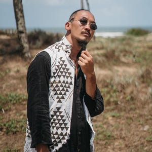 Burner Boho Väst ∆ Herr Ärmlös Jacka ∆ Festivalkläder Tunika Tribal Herrkläder ∆ Goa Tulum Outfit ∆ Hög Låg Långärmad Linne bild 5