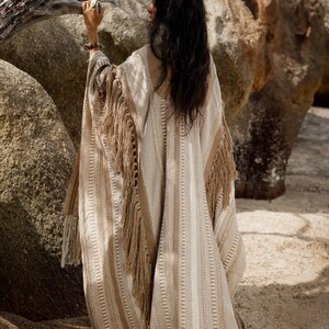 Poncho con flecos de borlas ∆ Túnica de ceremonia, atuendo para festivales ∆ Kimono bohemio para mujer ∆ Cárdigan bohemio ∆ Ponchos enormes Chintamani / Café imagen 3