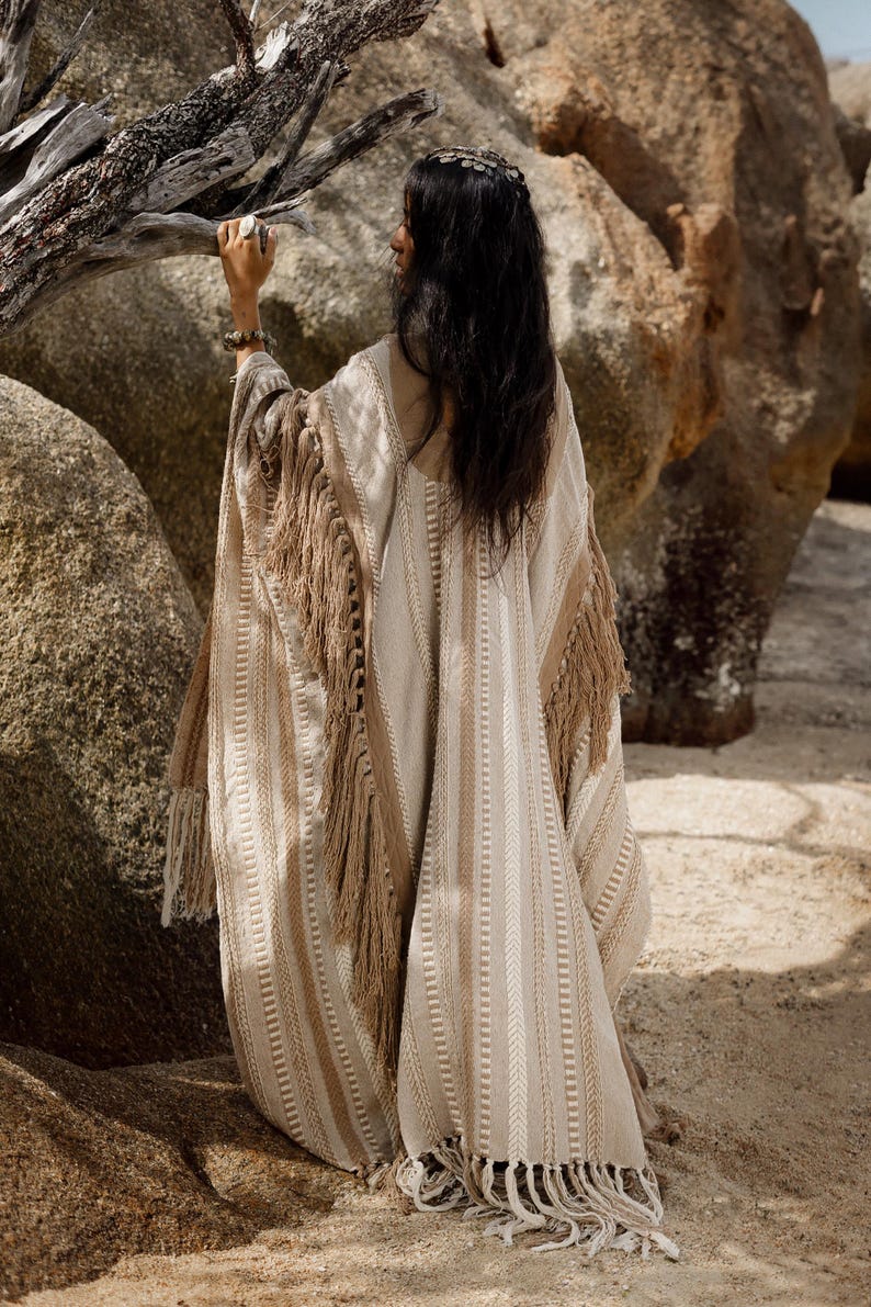 Poncho con flecos de borlas ∆ Túnica de ceremonia, atuendo para festivales ∆ Kimono bohemio para mujer ∆ Cárdigan bohemio ∆ Ponchos enormes Chintamani / Café imagen 3