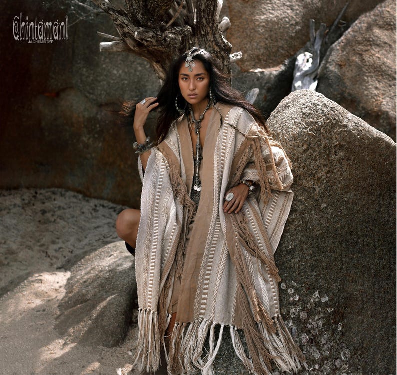 Poncho con frange di nappe ∆ Abito da cerimonia per festival ∆ Abbigliamento da donna Kimono boho ∆ Enorme cardigan boho di Chintamani / Caffè immagine 1