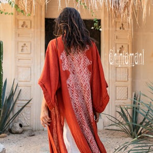 Bata kimono de algodón crudo ∆ Chaqueta cruzada tipo cárdigan bohemio ∆ Vestido maxi bohemio ∆ Top gitano de estilo tribal ∆ Vestido playero Miami Long Beach / Ocre rojo imagen 5
