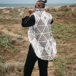 Burner Boho Väst ∆ Herr Ärmlös Jacka ∆ Festivalkläder Tunika Tribal Herrkläder ∆ Goa Tulum Outfit ∆ Hög Låg Långärmad Linne bild 6