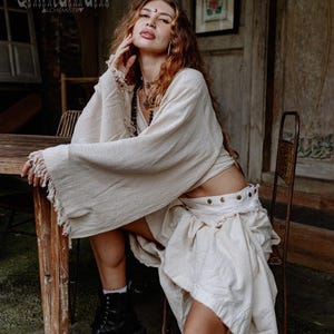 Top estilo boho cruzado para mujer ∆ Ropa boho, top kimono ∆ Ropa orgánica ∆ Top corto de manga ancha ∆ Ropa boho estilo hippie gitano / Blanco roto imagen 10