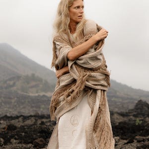 Poncho con flecos de borlas ∆ Túnica de ceremonia, atuendo para festivales ∆ Kimono bohemio para mujer ∆ Cárdigan bohemio ∆ Ponchos enormes Chintamani / Café imagen 10