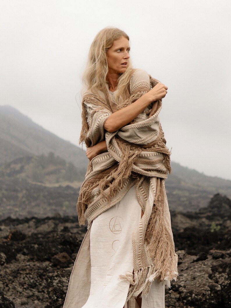 Poncho con flecos de borlas ∆ Túnica de ceremonia, atuendo para festivales ∆ Kimono bohemio para mujer ∆ Cárdigan bohemio ∆ Ponchos enormes Chintamani / Café imagen 10
